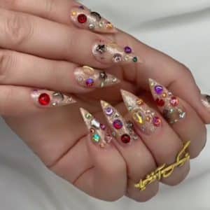 آموزش کاشت ناخن و خدمات